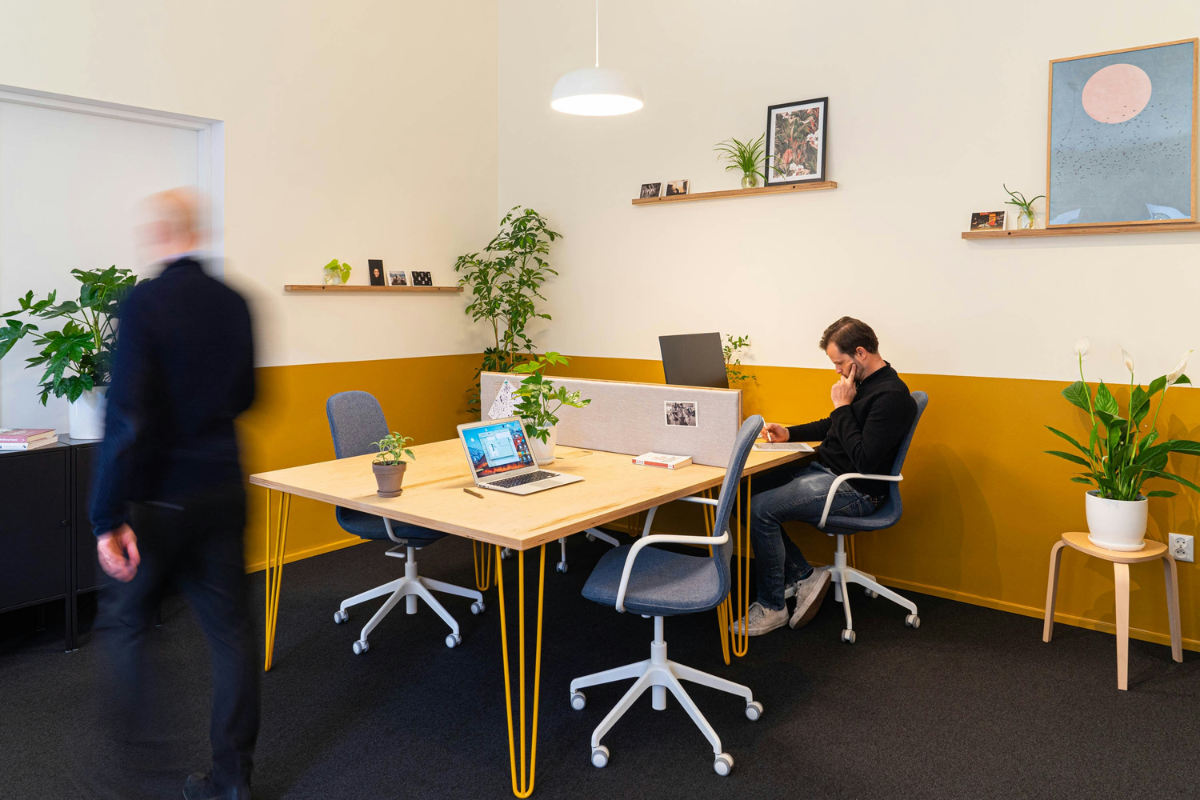 YH Lamps US office Sheridan Wyoming customer service team